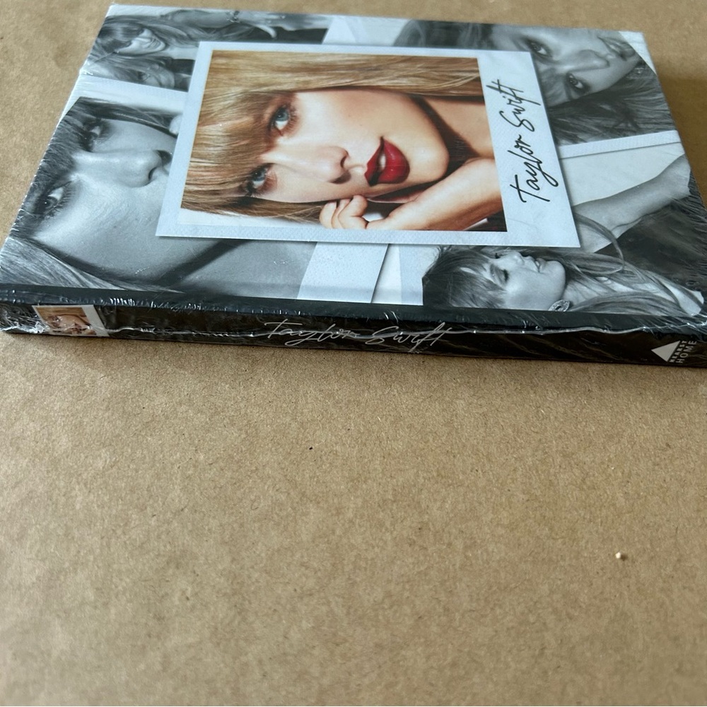 Taylor Swift Collectible Hardcover Book Taylor Swift Spotlight On A Legend Book - Picture 3 of 12